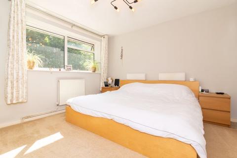 5 Fosterdown, Godstone, RH9 8BQ