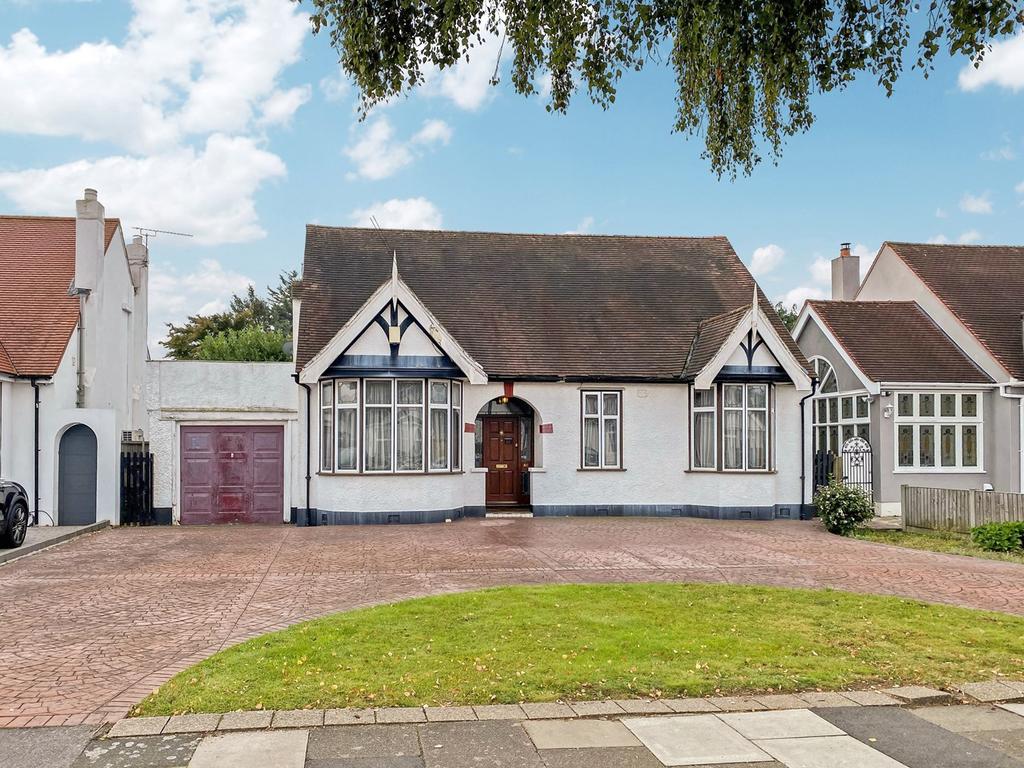 Parkway, SEVEN KINGS, IG3 4 bed detached bungalow £800,000