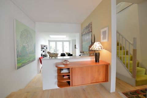 27 Oak Village, London, NW5 4QN