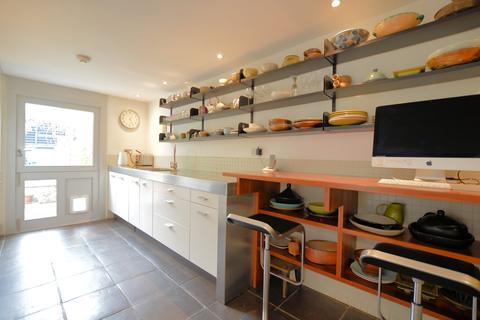 27 Oak Village, London, NW5 4QN