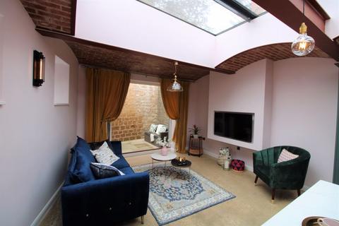 2 bedroom coach house to rent, Huntingdon Stables, Huntingdon Drive, The Park, Nottingham, NG7 1BW