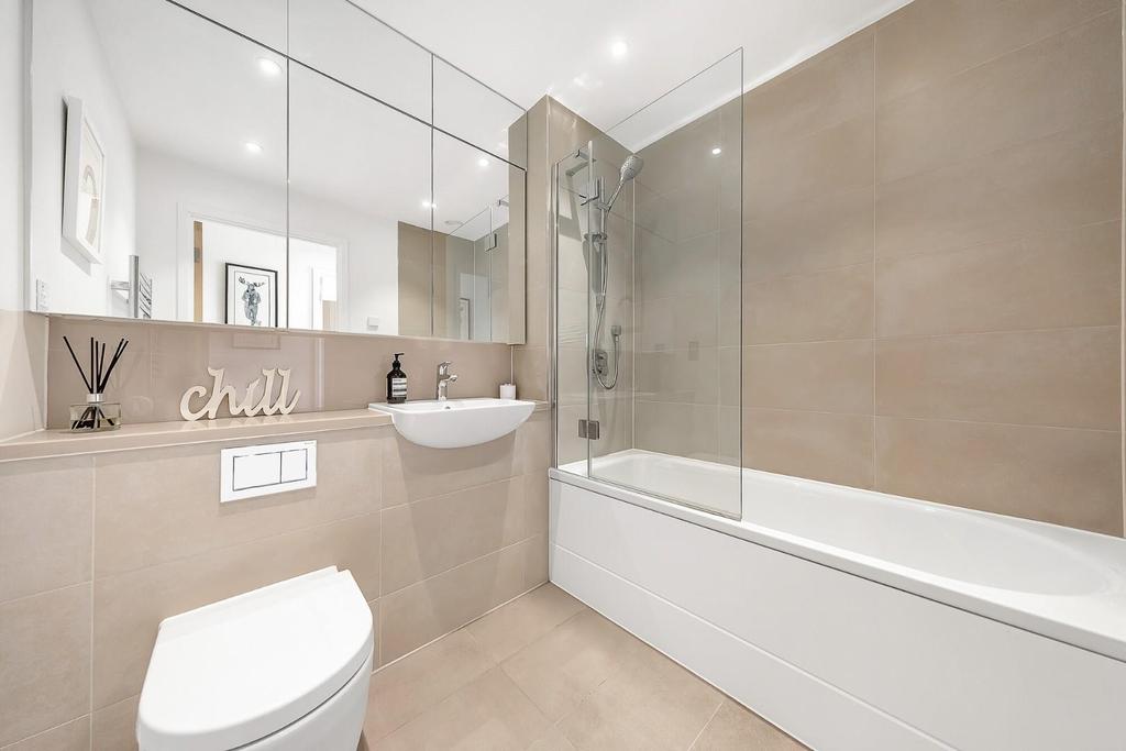 Bathroom (2).jpg