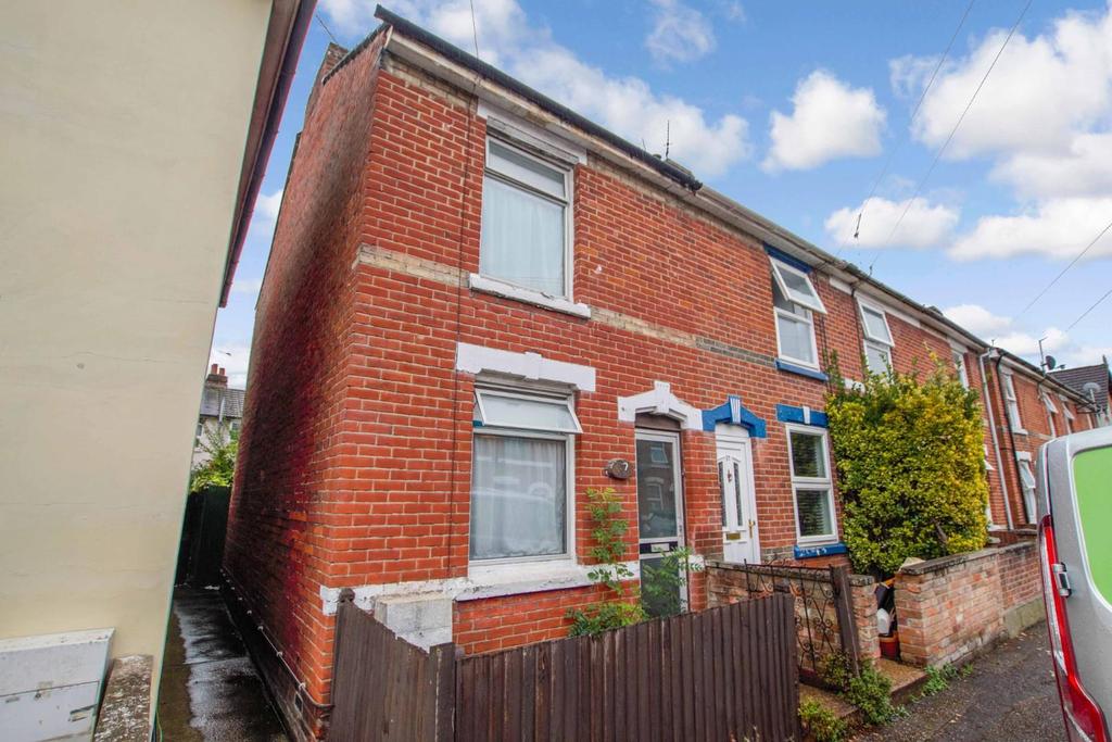 Victor Road, Colchester 2 bed terraced house £200,000
