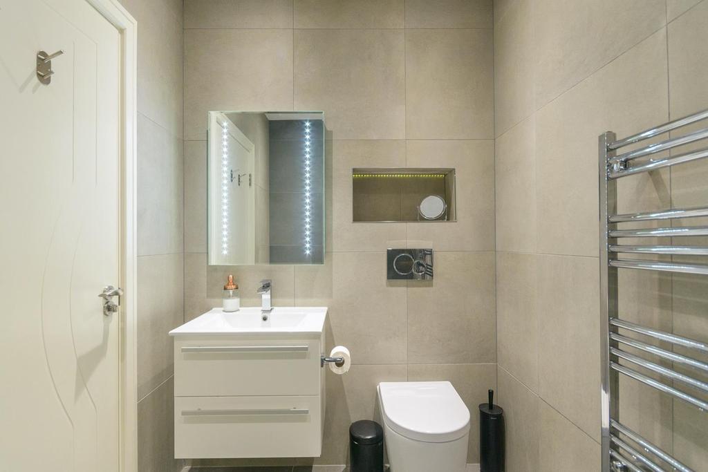 ESUOHMAHNEK71 - Bathroom B.jpg