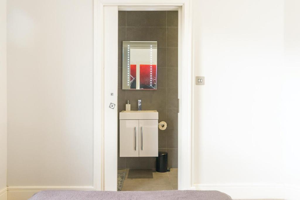 ESUOHMAHNEK71 - Bedroom D.jpg
