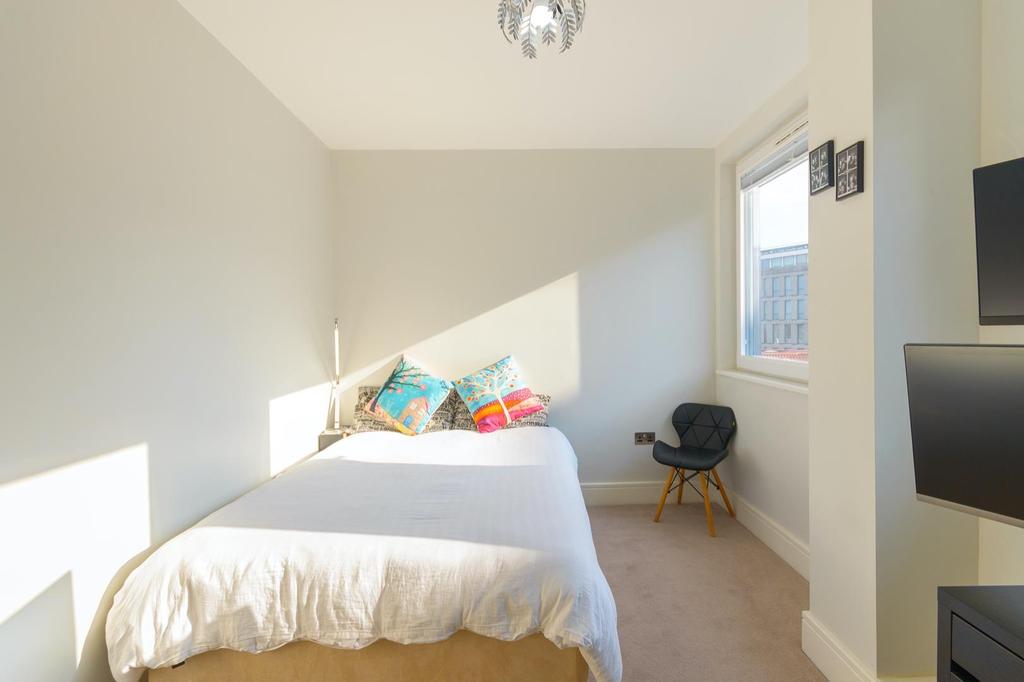 ESUOHMAHNEK71 - Bedroom B.jpg