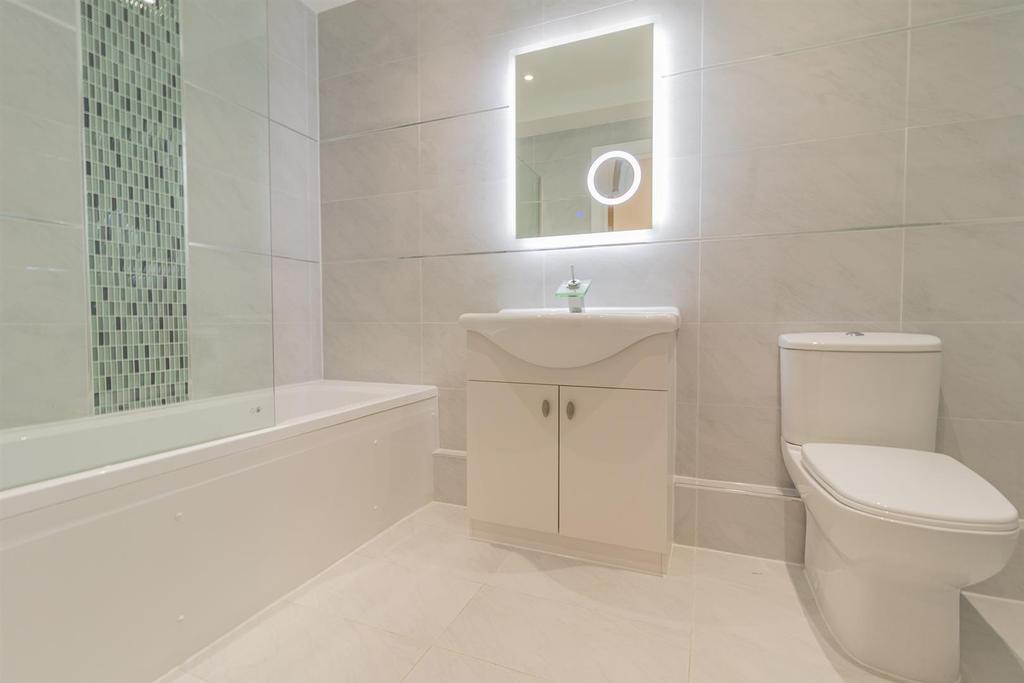 Flat 13 450   462 Barking Road London flat Bathroo