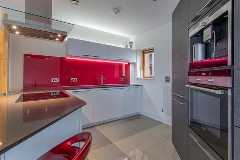 2 bedroom flat for sale - Empire Way, Cardiff Bay