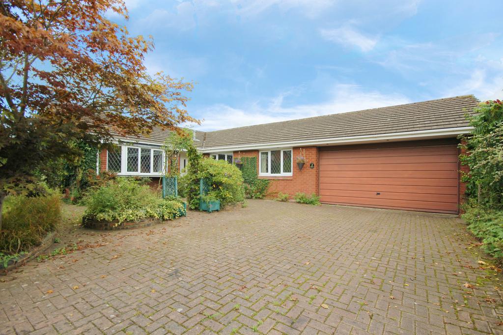 Uplands, Cuddington, Cheshire, CW8 4 bed bungalow £425,000