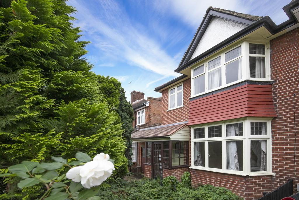 Rokeby Gardens, Woodford Green, IG8 3 bed semidetached house £650,000