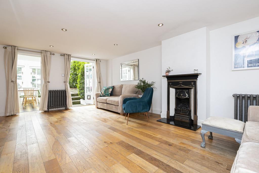 North End, Buckhurst Hill, IG9 3 bed semidetached house £575,000