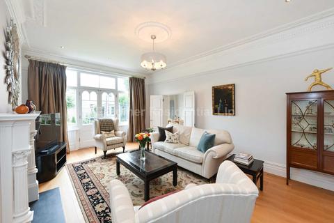 25 Hale Gardens, London, W3 9SG