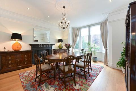 25 Hale Gardens, London, W3 9SG