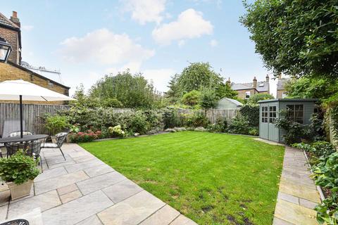 25 Hale Gardens, London, W3 9SG