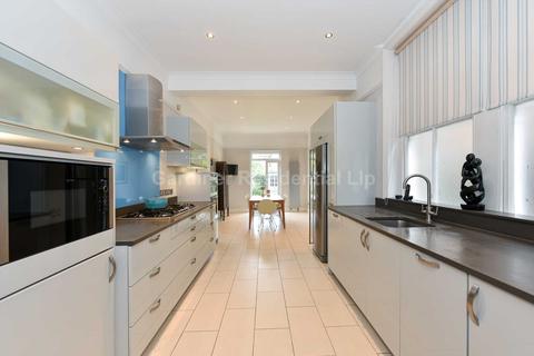 25 Hale Gardens, London, W3 9SG
