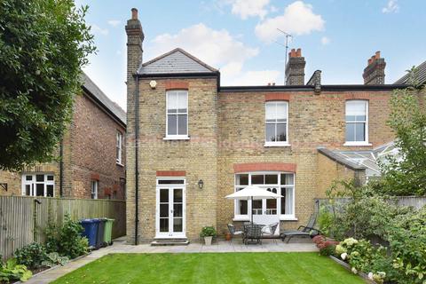 25 Hale Gardens, London, W3 9SG