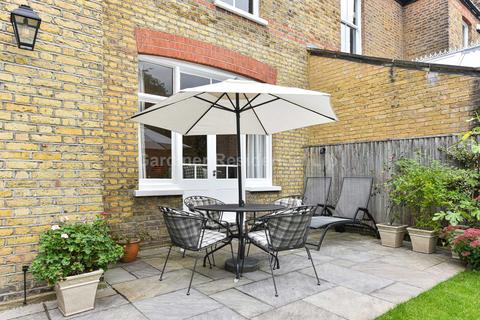 25 Hale Gardens, London, W3 9SG
