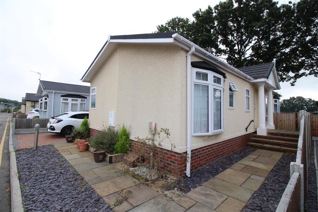 Oakleigh Park, Clacton Road, Weeley 3 bed bungalow £175,000