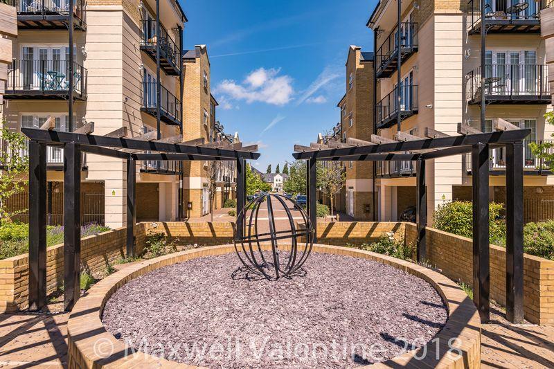 Renwick Drive, Bromley 2 bed apartment to rent £1,700 pcm (£392 pw)