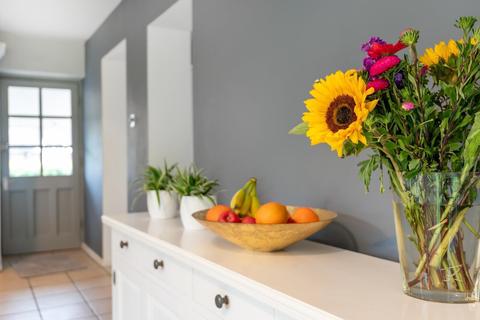 2 Abbots Close, Guildford, GU2 7RW