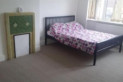 4 bedroom house to rent - Heather Drive, Romford