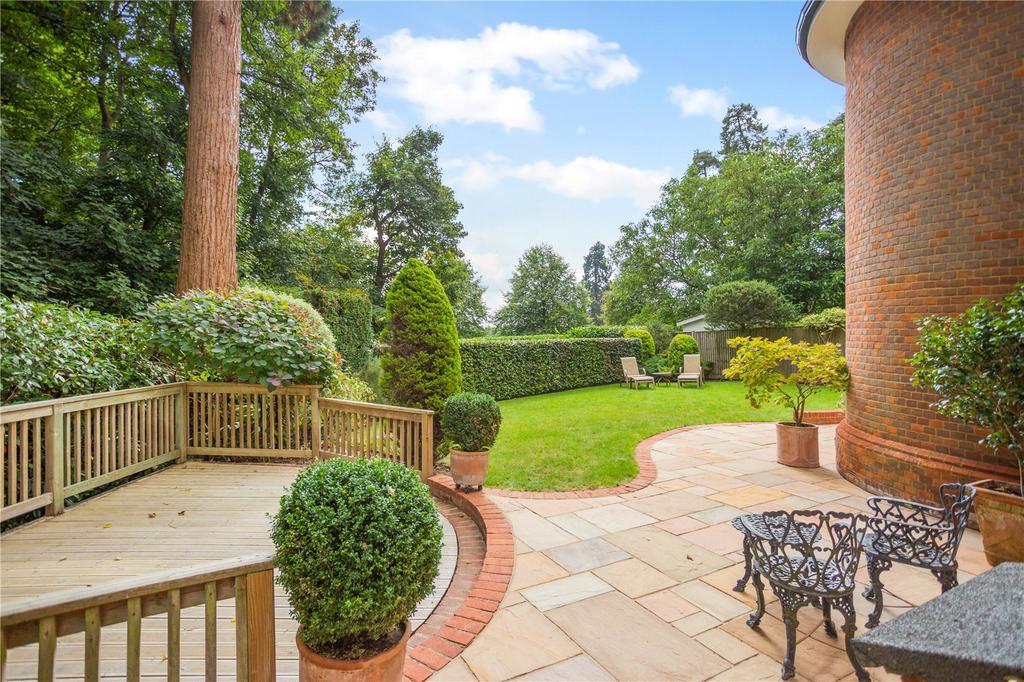 Patio &amp; Decked Area