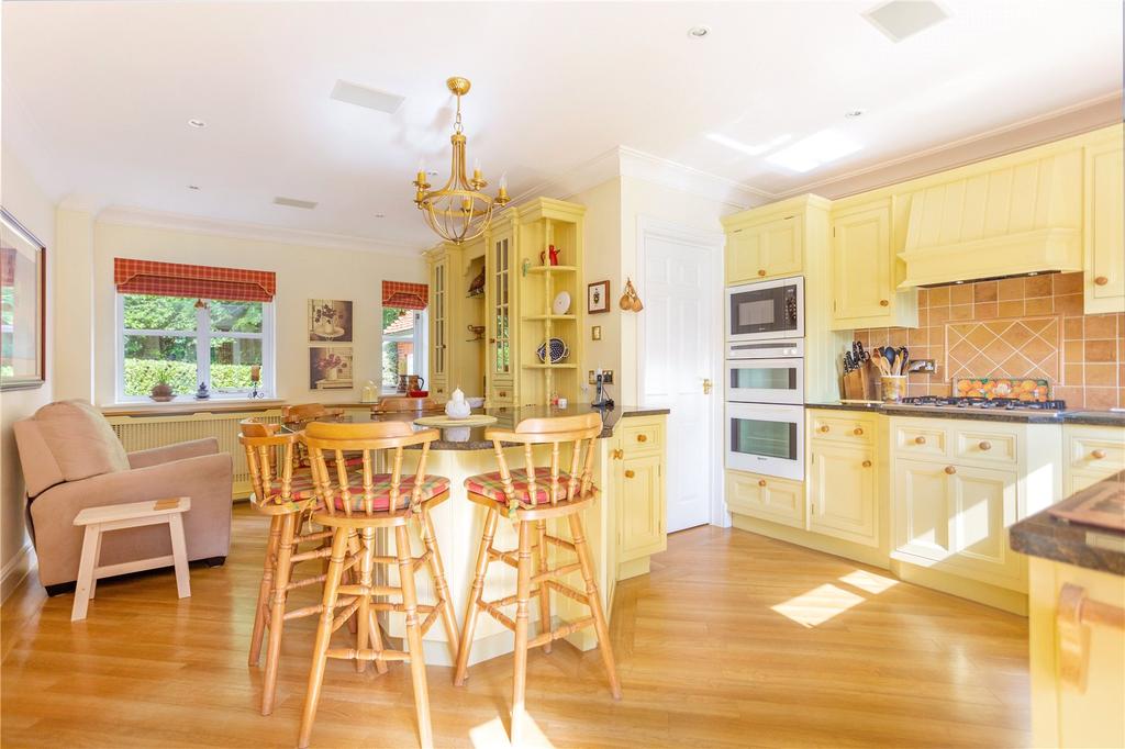 Kitchen/B'fast Room