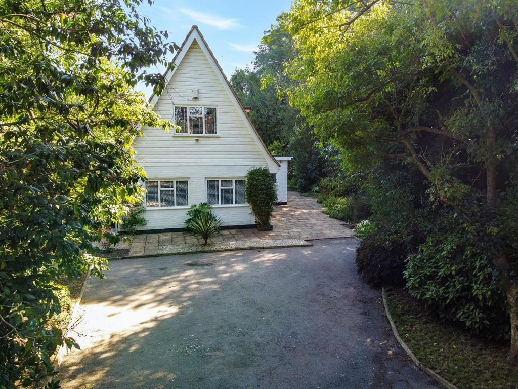 West Grove, WaltonOnThames, KT12 3 bed detached house £1,295,000