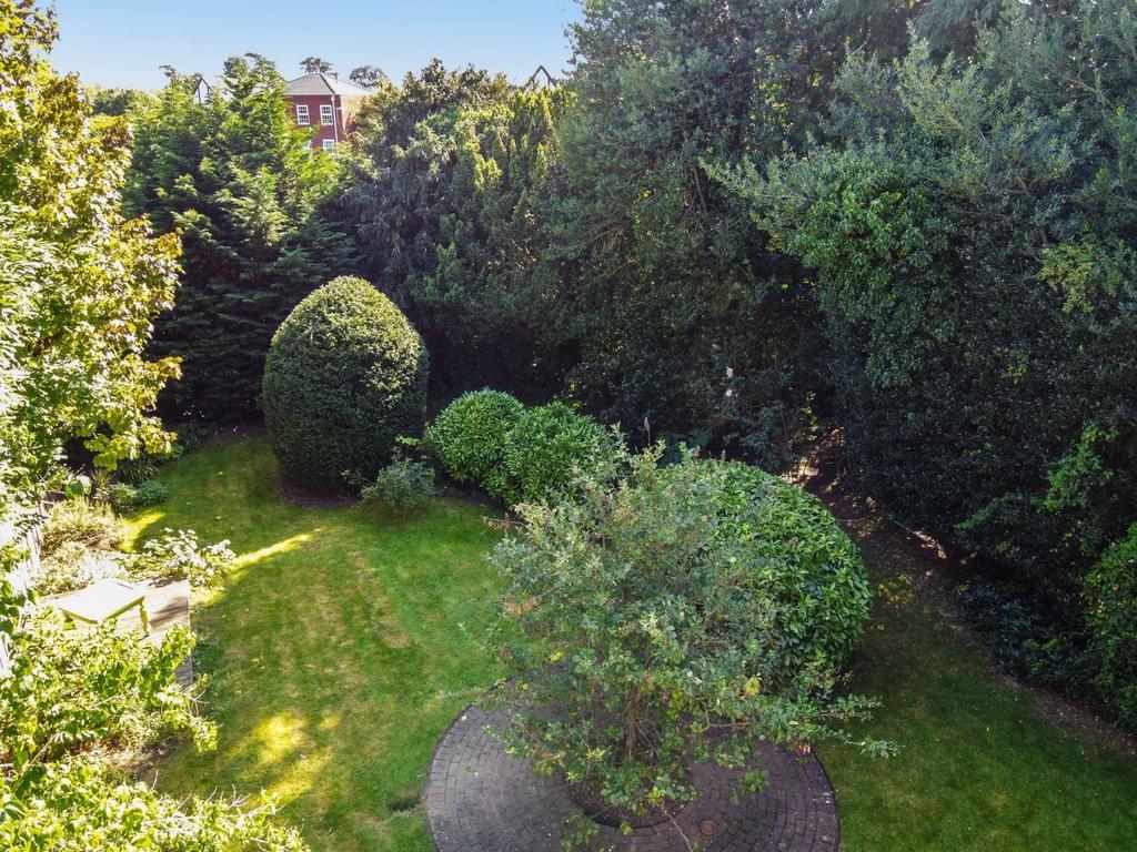 West Grove, WaltonOnThames, KT12 3 bed detached house £1,295,000