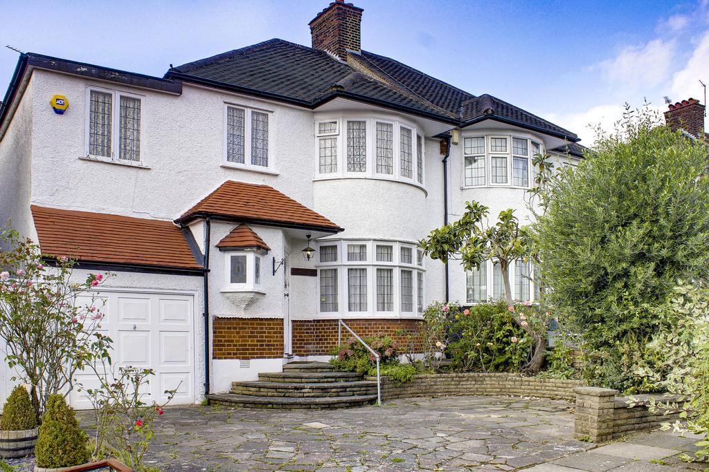 Townsend Avenue, London N14 5 bed semidetached house £1,095,000