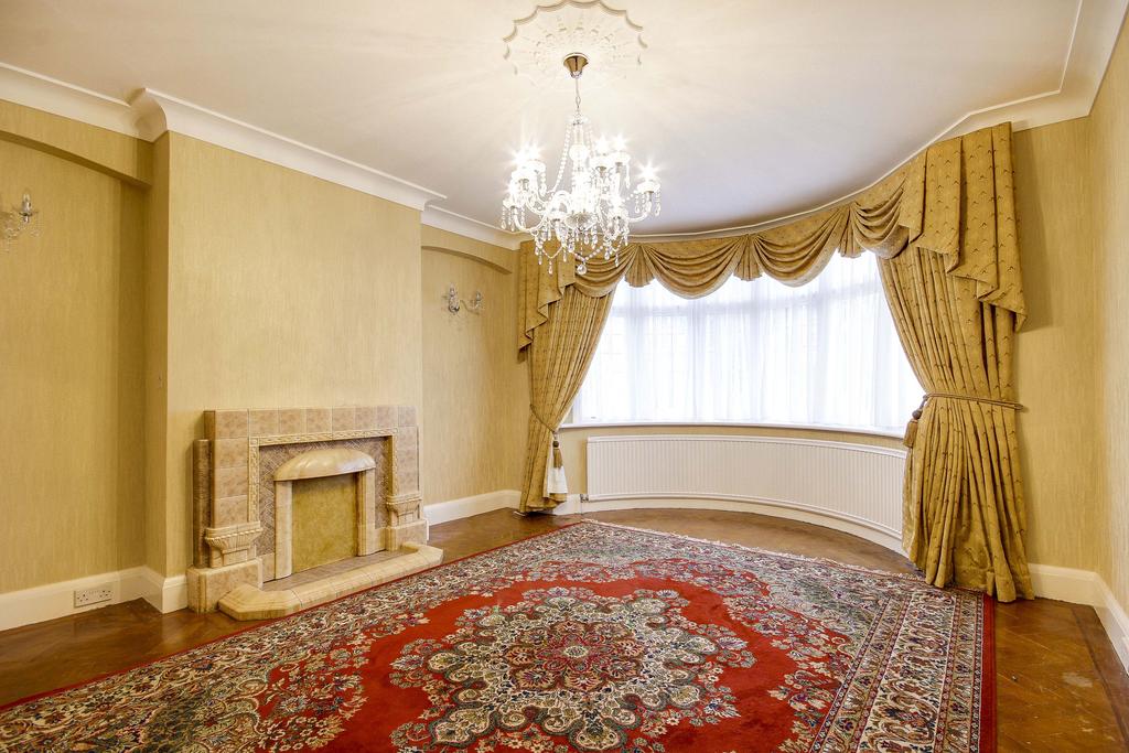 Townsend Avenue, London N14 5 bed semidetached house £1,095,000