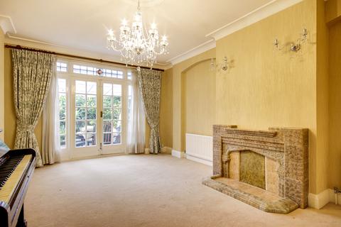 25 Townsend Avenue, London, N14 7HH