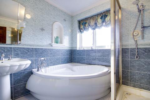 25 Townsend Avenue, London, N14 7HH