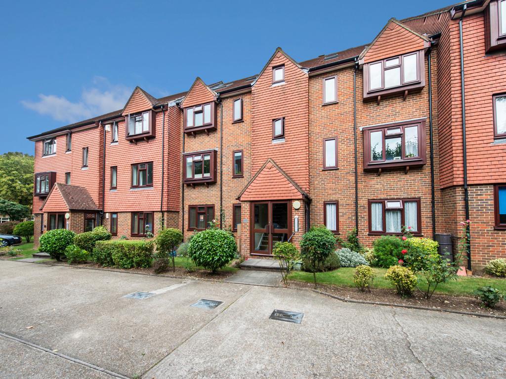 Holmwood Gardens, Wallington 2 bed ground floor flat - £272,500