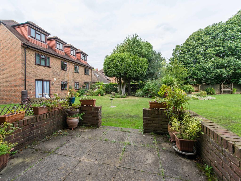 Holmwood Gardens, Wallington 2 bed ground floor flat £272,500