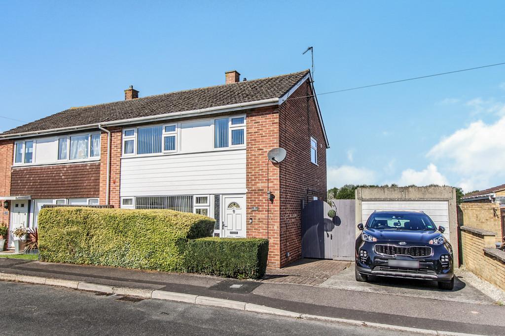 Hawkeridge Park, Westbury 3 bed semidetached house £300,000