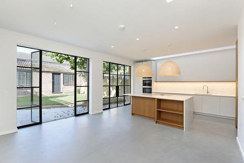 6 bedroom semi-detached house to rent, Elmers Drive, Teddington