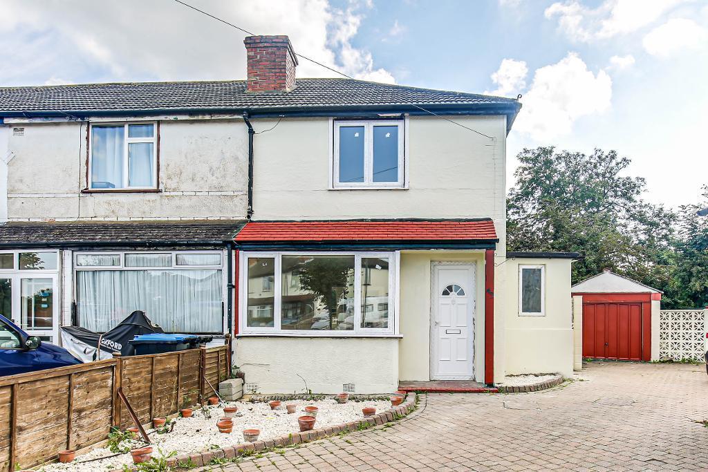 Hamsey Green Gardens, Warlingham, Surrey, CR6 9RS 2 bed semidetached