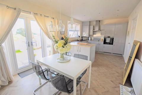 70 Dart Avenue, Exeter, EX2 7TX