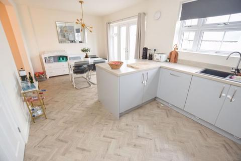 70 Dart Avenue, Exeter, EX2 7TX
