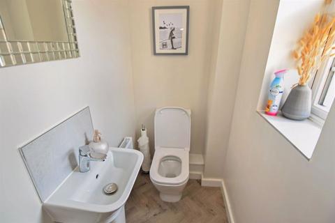 70 Dart Avenue, Exeter, EX2 7TX