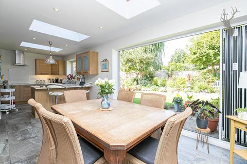 12 Barnmead, Theydon Bois, Epping, CM16 7ET