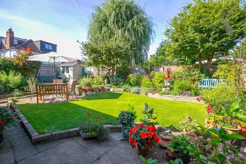 12 Barnmead, Theydon Bois, Epping, CM16 7ET
