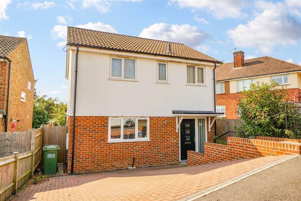 Abbotsfield Close, Hastings, East Sussex 3 bed detached house £340,000