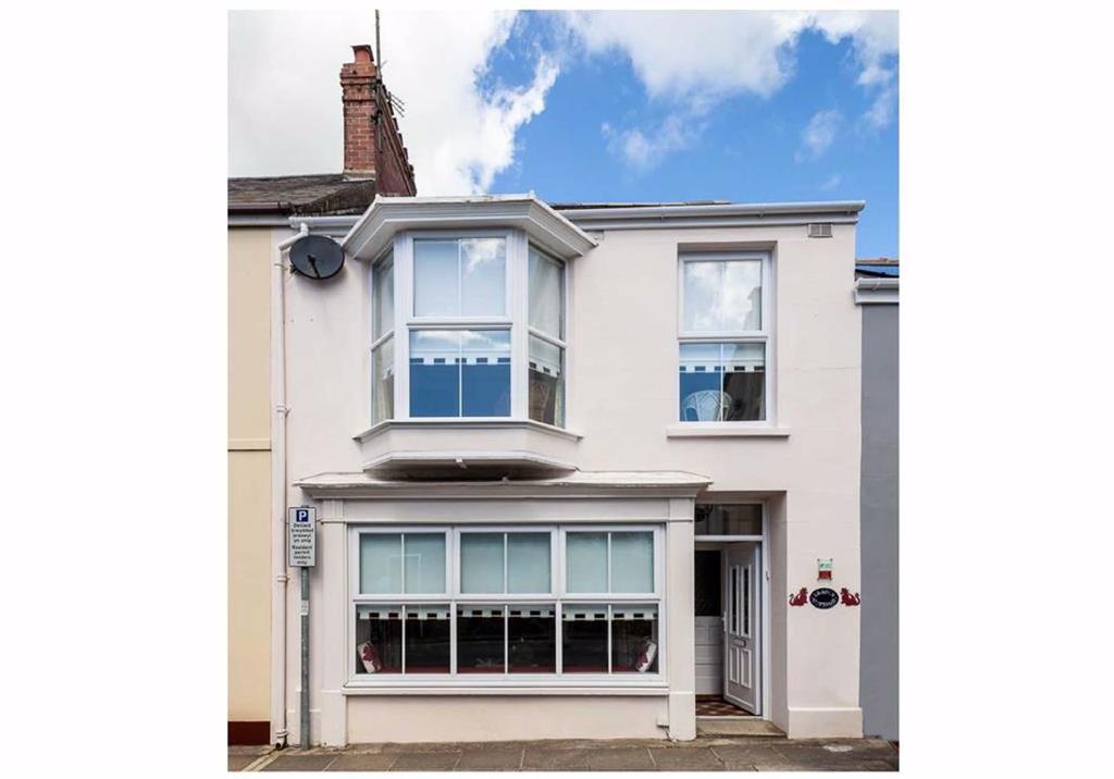 Dragon Cottage, 7, Trafalgar Road, Tenby, Pembs, SA70 4 bed terraced