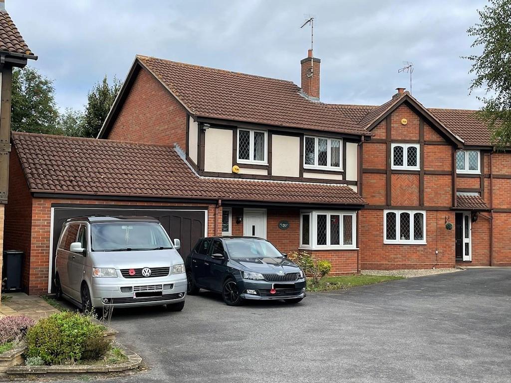 Aragon Drive, Warwick 4 bed detached house £1,600 pcm (£369 pw)