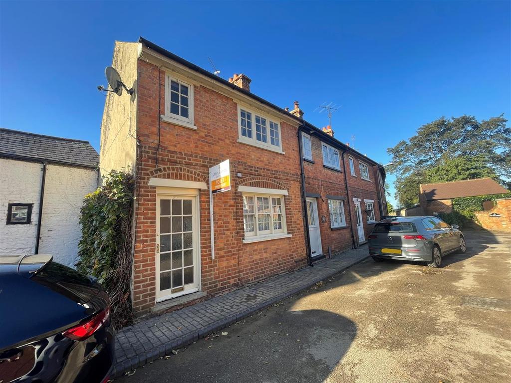Mill Street, Newport Pagnell, Bucks 2 bed cottage £900 pcm (£208 pw)