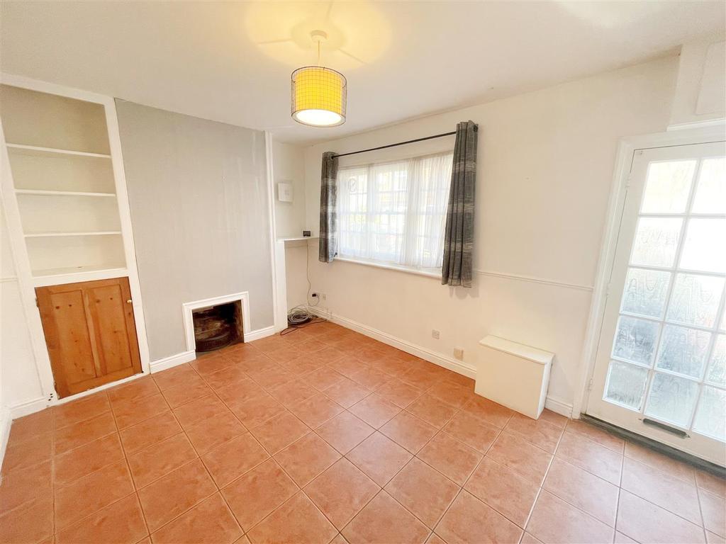 Mill Street, Newport Pagnell, Bucks 2 bed cottage £900 pcm (£208 pw)