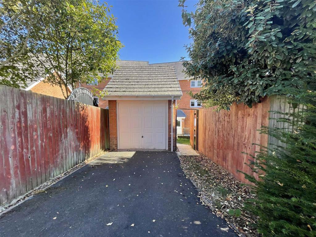 Bentley Drive, Oswestry, SY11 5 bed townhouse £1,100 pcm (£254 pw)