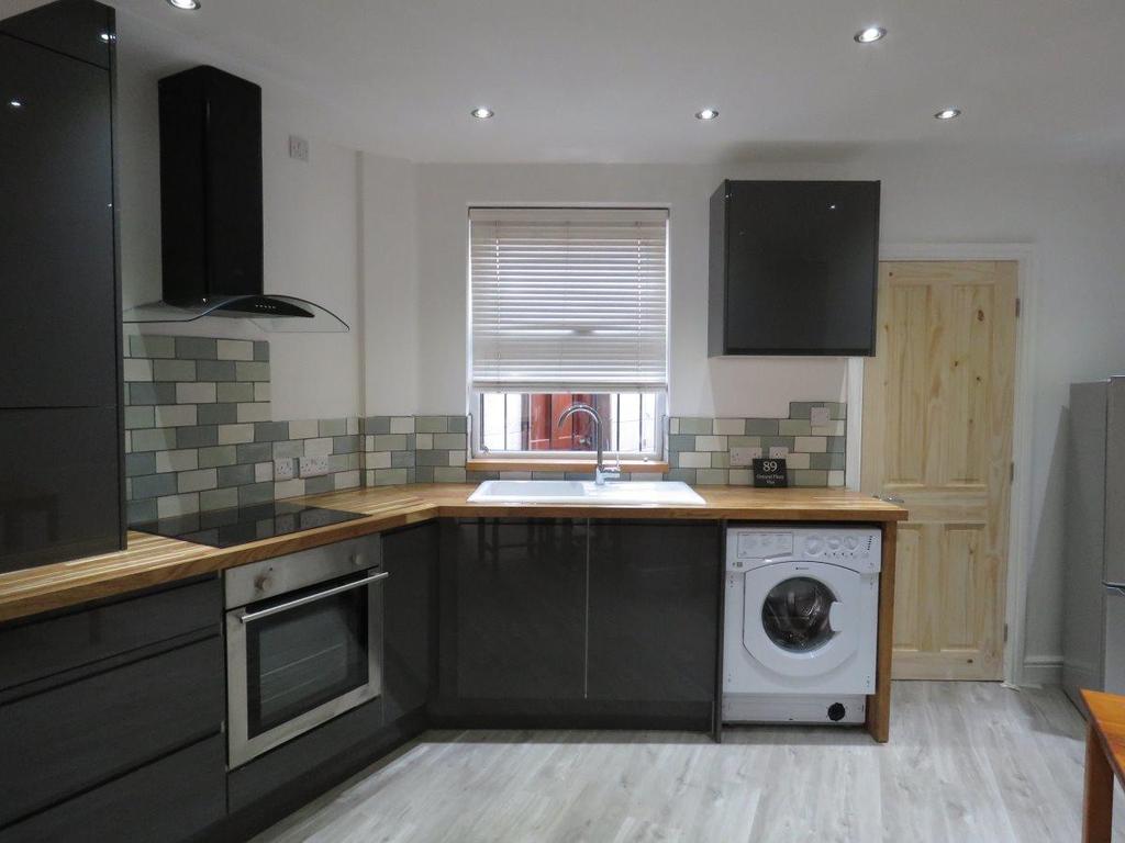 89 Fulford Road kitchen area.jpg